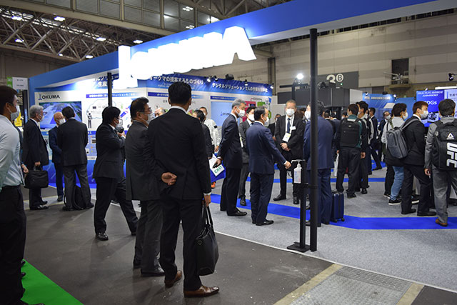 昨年１０月に名古屋市内で行われた工作機械の展示会「ＭＥＣＴ２０２１」（左はオークマのブース）