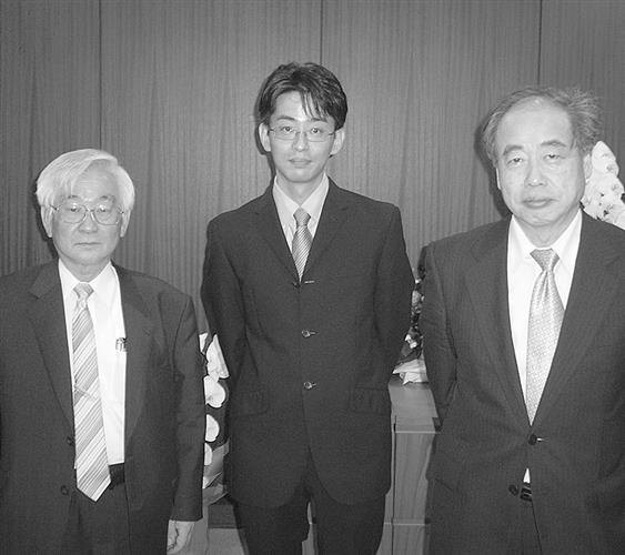 科学する人 素粒子物理学者の後田裕さん 中 2人の色紙大切に飾る 小林 益川理論を実証 中部経済新聞 愛知 岐阜 三重 静岡の経済情報 科学する人 素粒子物理学者の後田裕さん 中 2人の色紙大切に飾る 小林 益川理論を実証 中部経済新聞 愛知 岐阜 三重 静岡の経済情報