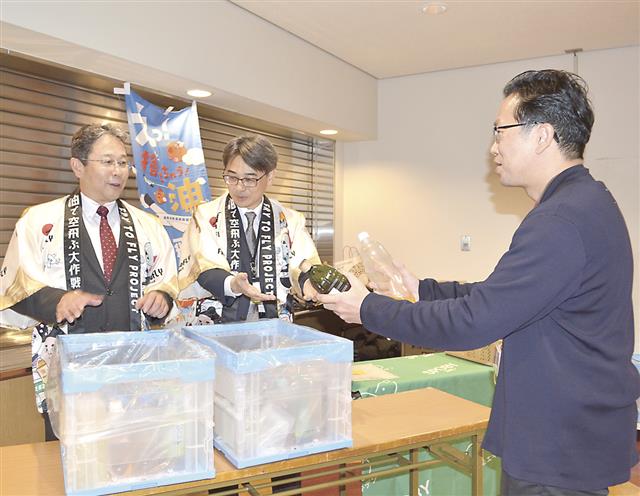 北名古屋市の太田市長(左)も回収場所に駆け付けアピールした
