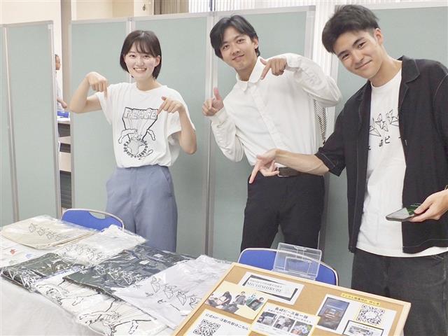 被爆地などをモチーフにした商品を販売する「MICHISHIRUBE」のメンバー=8月(同社提供)