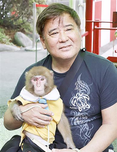 猿回し師の村崎太郎さん=4月、栃木県日光市の「おさるランド&アニタウン」