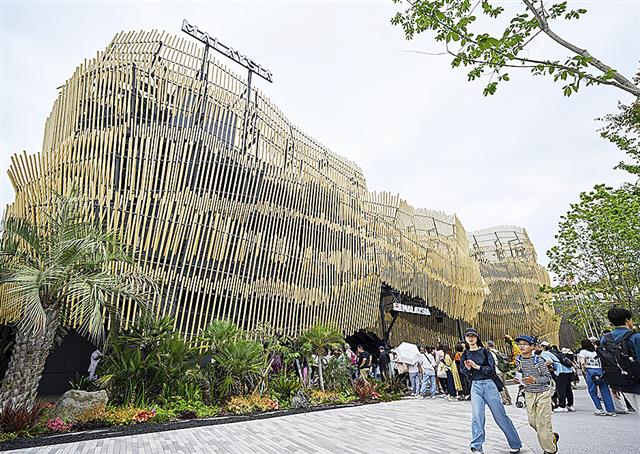 建築家隈研吾氏の事務所が手がけ、京都とマレーシアの竹約5500本が使用されたマレーシア館