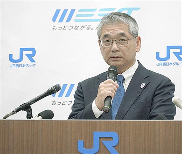 記者会見するJR西日本の倉坂社長=23日午後、大阪市北区