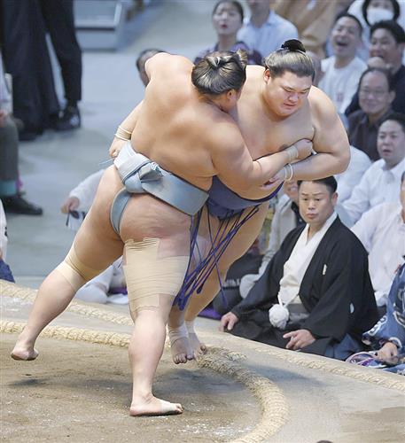 大の里(右)が上手投げで琴勝峰に敗れる=IGアリーナ