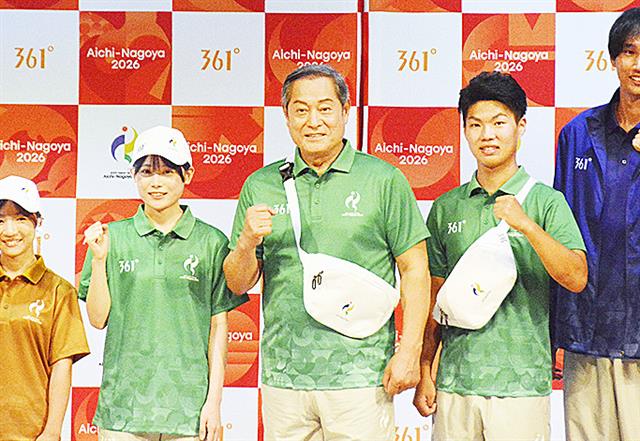 愛知・名古屋アジア大会でスタッフが着用するユニホーム姿でポーズをとるアンバサダーの松平健さん(中央)ら