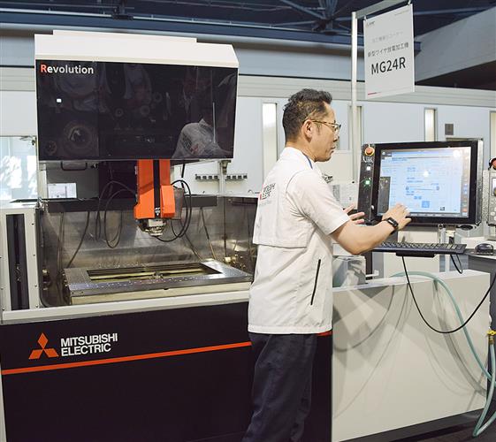 開発した新型ワイヤ放電加工機。熟練者でなくとも高品位な加工ができる