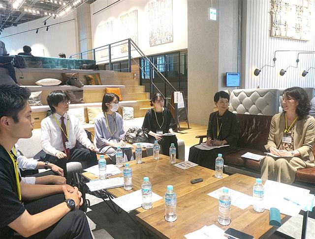 なでしこの会のメンバーと大学生が中部の魅力について話し合った