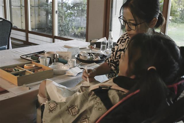 子ども用の嚥下食を食べる女の子=8月、松江市