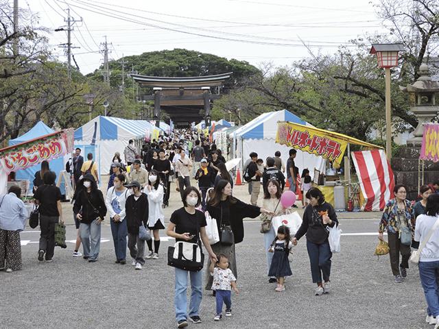 にぎわう国府宮神社参道