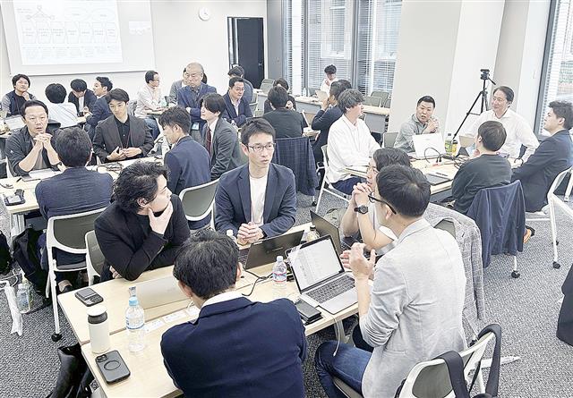 スポーツクラブの経営人材を育成する講座で議論する参加者(スポーツヒューマンキャピタル提供)
