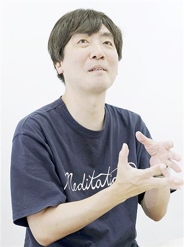 「未来の大阪は新しい方向にだけは行ききらず、しぶとく古い街並みが残っていると思う」と話すスズキナオさん