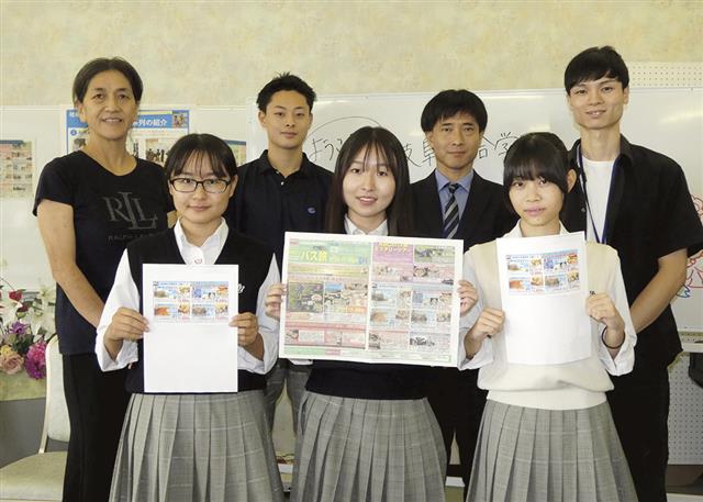 ツアーを企画した高校生(前列3人)と加藤教諭(後列左端)ら