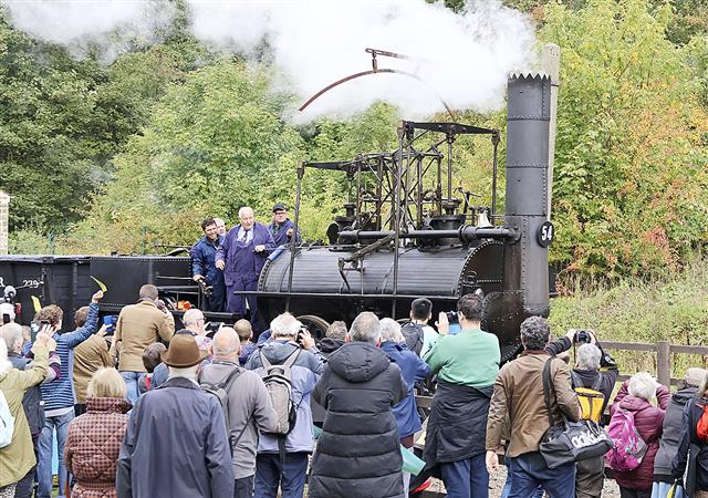 鉄道開業200年を記念したイベントで走行する、開業時のモデルを再現したSL=9月、英中部シルドン(共同)
