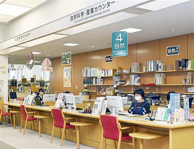 本のテーマ別に細分化された岡山県立図書館の窓口=9月、岡山市北区