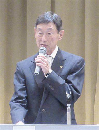 あいさつする岡島氏