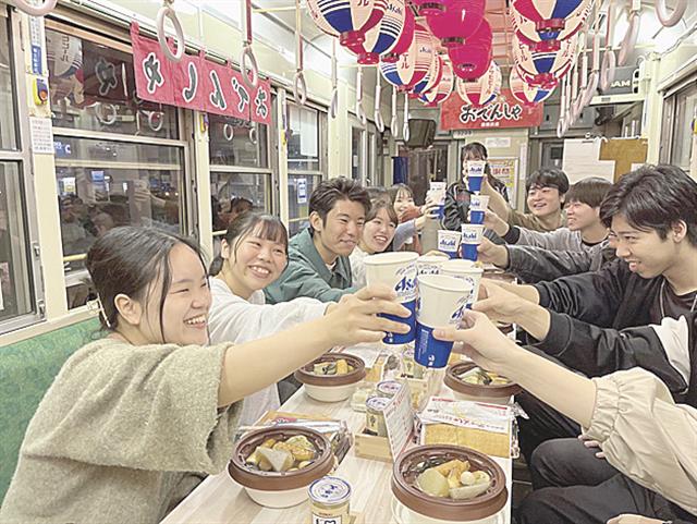 毎年恒例のおでんしゃ。車内で乾杯する乗客ら(2024年)