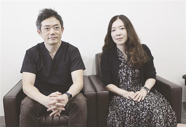 神経性過食症に対するオンライン認知行動療法を開発した福井大・子どものこころの発達研究センターの浜谷沙世助教(右)と水野賀史准教授=福井県永平寺町
