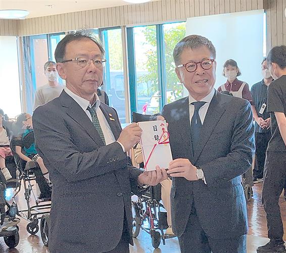 落合理事長に目録を手渡す光岡会長(左)