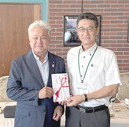 手島会長(左)から榊原会長に寄付金を手渡した