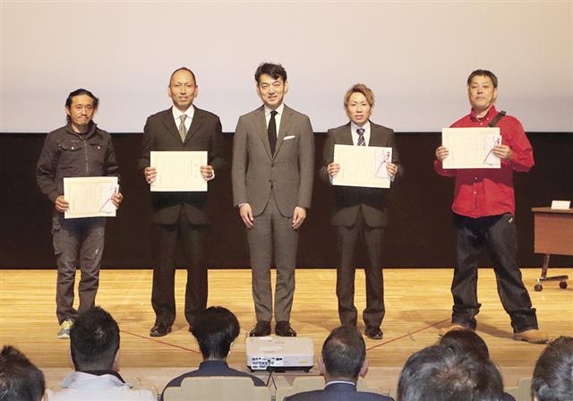 表彰者と江〓(㟢)社長(中央)