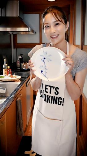瀬戸焼の器を手にする瀬戸さん