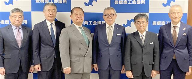 11月以降の正副会頭が記念撮影に応じた。左から大塩氏、山口氏、佐藤氏、神野会頭、松井氏、河合氏