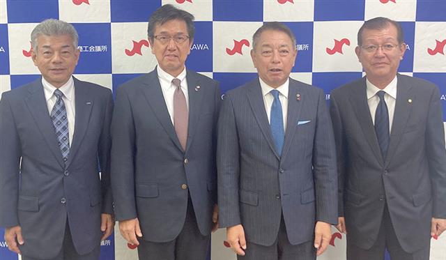 11月1日に始動する豊川商工会議所の新体制。左から寺部氏、真田氏、小野会頭、久野氏