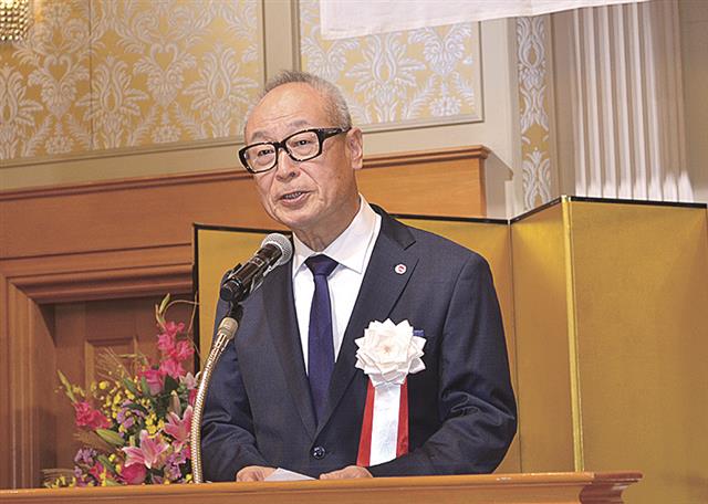 あいさつする山口会長