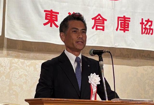 あいさつする尾関会長