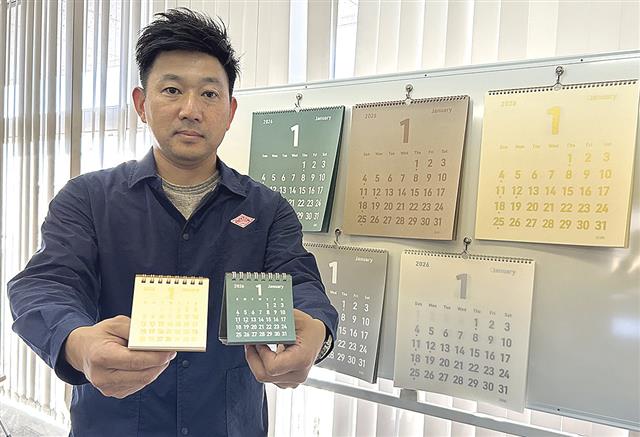 カレンダーを紹介する可児社長