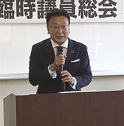 あいさつする阿部会頭