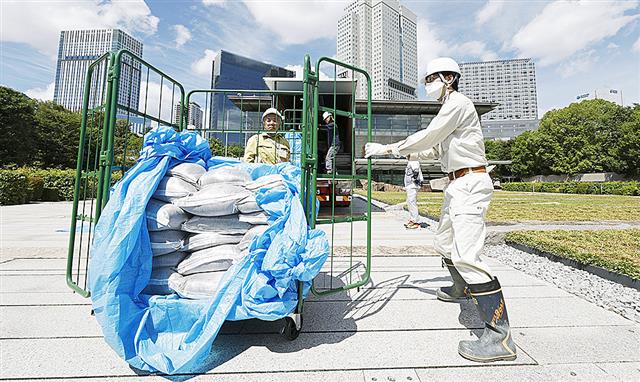 首相官邸に運び込まれた福島第1原発事故に伴う除染土=7月