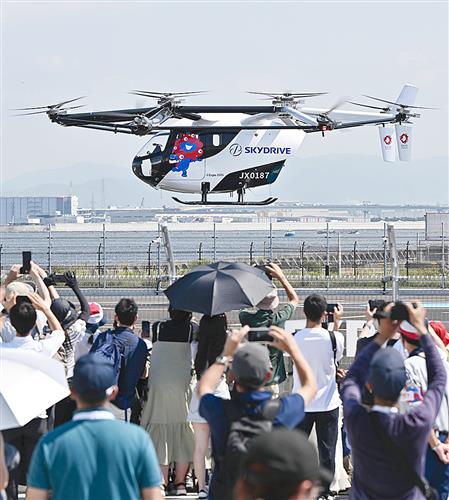 スカイドライブが開発した「空飛ぶクルマ」のデモ飛行=7月、大阪市此花区の夢洲