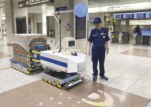 JR東海が実証試験で公開した、重量物を自動搬送するロボットの試作機=24日、名古屋駅