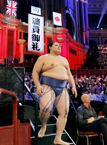取組に向かう横綱大の里=16日、ロンドン(共同)