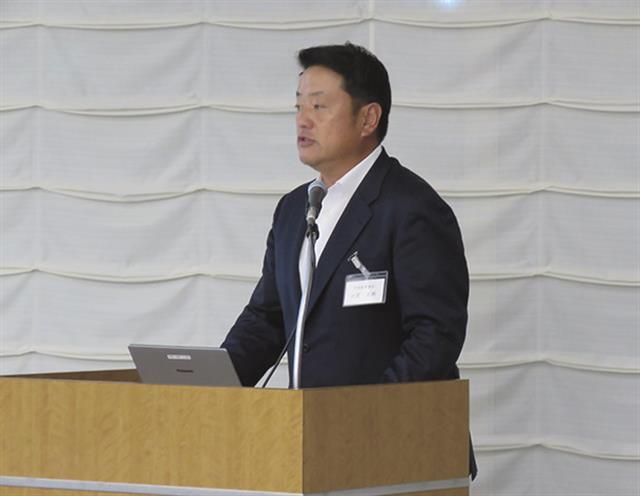 発表する小宮専務理事