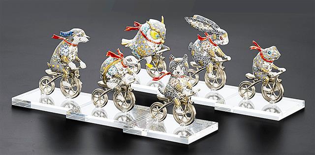 ネコなどの動物を模した九谷焼で作った北村和義さんの作品(本人提供)