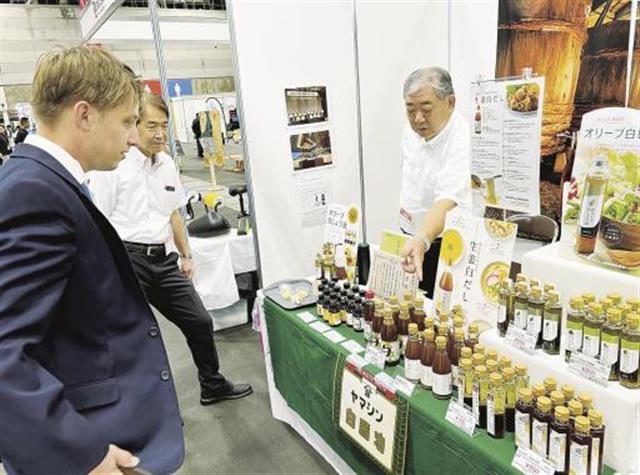 名古屋のビジネスフェアで外国人の関心を集めたヤマシン醸造の白しょうゆ(10日)