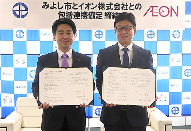 連携協定を結んだ小山市長(左)と石河支社長