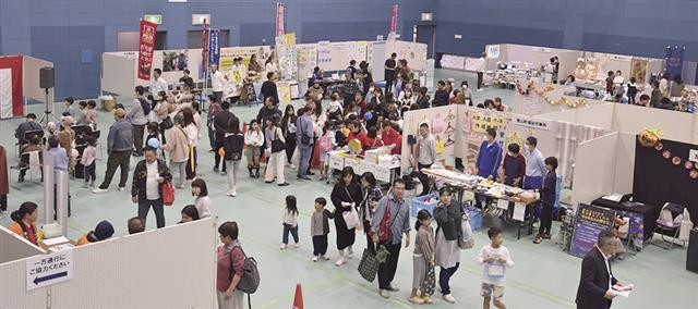 来場者でにぎわう会場