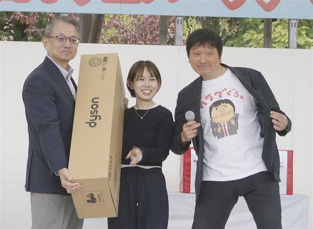 職員向けの大抽選会も盛り上がった(左が深谷理事長)