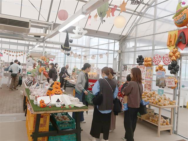 秋の味覚を求める人でにぎわうマルシェ