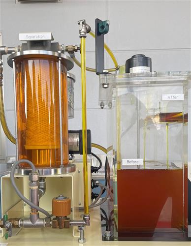 左のろ過装置で工業用オイルを浄油する