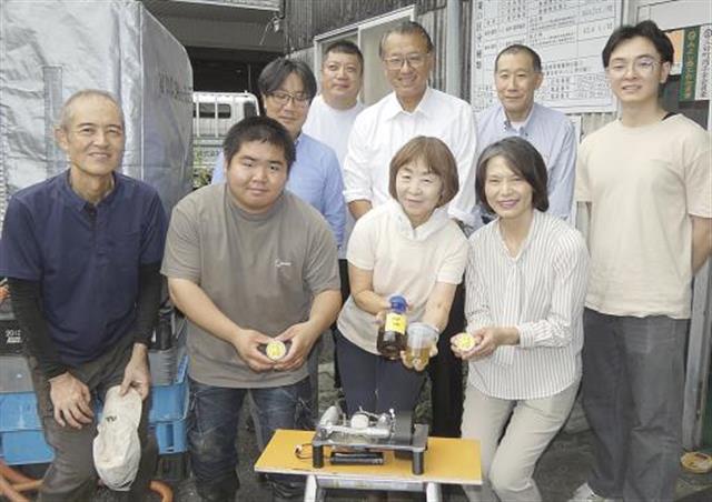 ハーツ工場での燃焼試験に集まった関係者(前列右から中西代表、ハーツの上内社長、後列左端は中部TLOの藤川部長、同左から3人目が十朱教授)