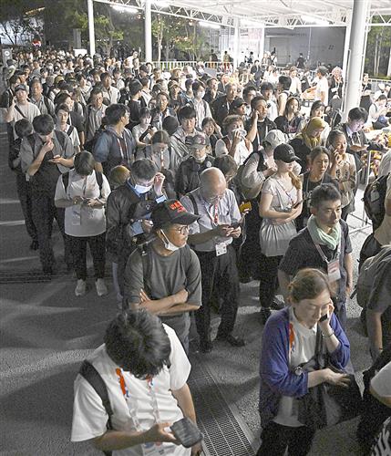 8月、大阪メトロ中央線が運転見合わせとなり、深夜に万博会場で運転再開を待つ大勢の人たち=大阪市此花区の夢洲