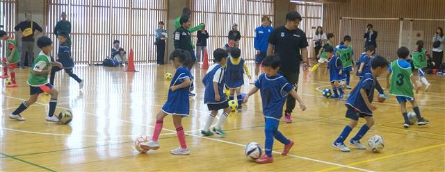 アスルクラロ沼津の現役選手らがサッカーの基礎などを教えた