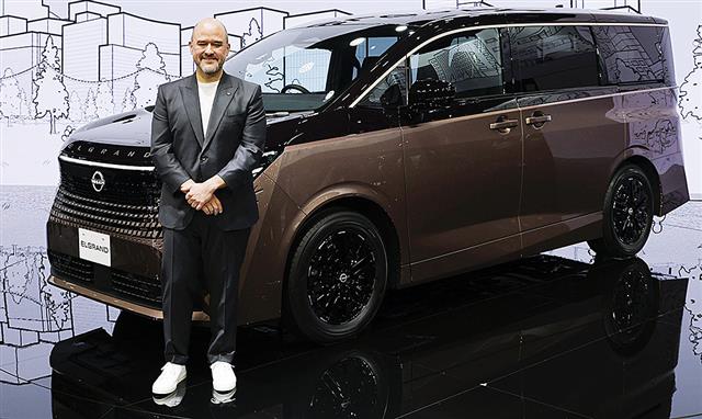 日産自動車の新型「エルグランド」とイバン・エスピノーサ社長=29日午前、東京都江東区