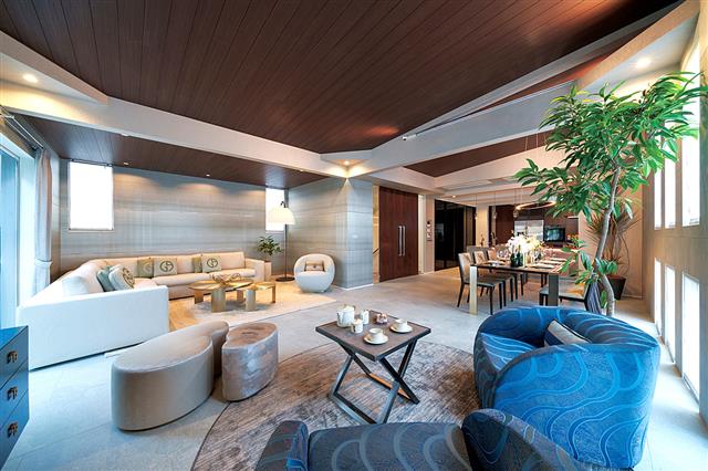 アルマーニ/カーザの調度品を採用したリビングダイニング