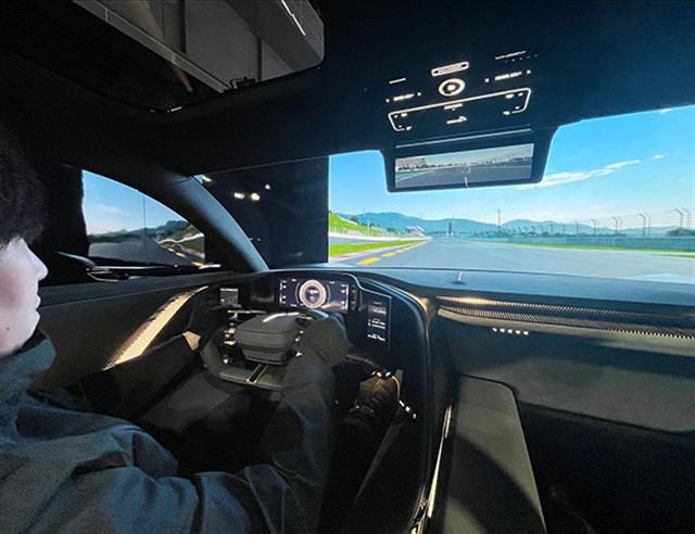 トヨタ自動車の高級車ブランド「レクサス」とソニーグループのレースゲーム体験ブース=30日午前、東京都江東区