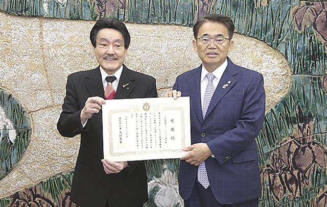 大村知事(右)から感謝状を受け取った上野会長